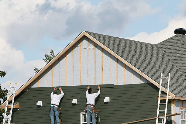 Professional Siding Installation technician working in Forest Lake, IL